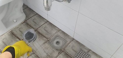 부천 하수구막힘 작업 범위와 비용 항목을 안내받고 확인하는 모습