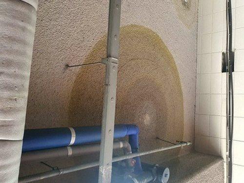 부천 하수구막힘 베란다 배수구 주변과 물이 고인 바닥 상태를 확인하는 현장