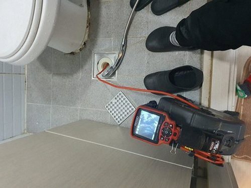 부천 하수구막힘 배수구 거름망과 배수 상태를 살펴보는 모습